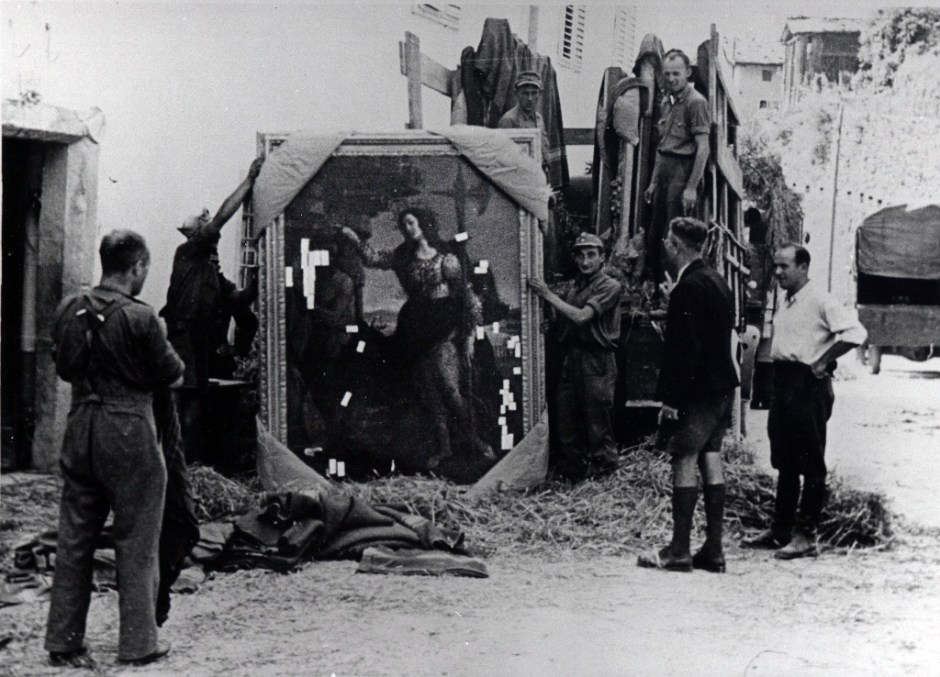 Dei soldati tedeschi trasportano a nord il dipinto di Botticelli "Pallade e il Centauro" degli Uffizi, prelevato da villa Bossi Pucci a Montagnana (Montespertoli), 1945