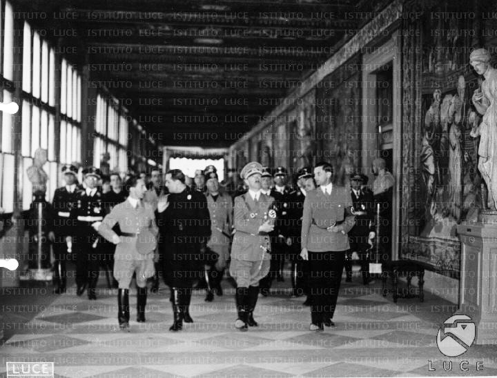 Mussolini accompagna Hitler a visitare gli Uffizi, 1938.