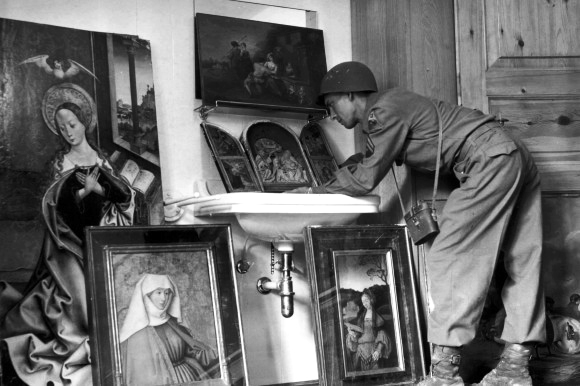 Un soldato americano osserva alcuni dei quadri nascosti dai tedeschi e ritrovati dagli alleati, 1945.