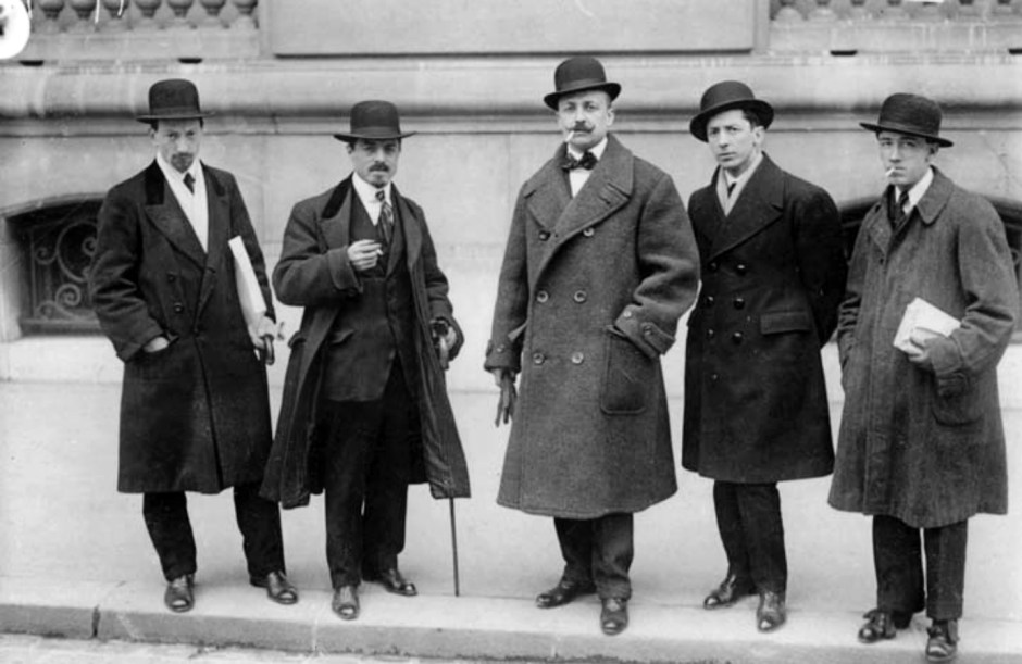 Russolo, Carrà, Marinetti, Boccioni e Severini davanti a Le Figaro, Parigi 1912.