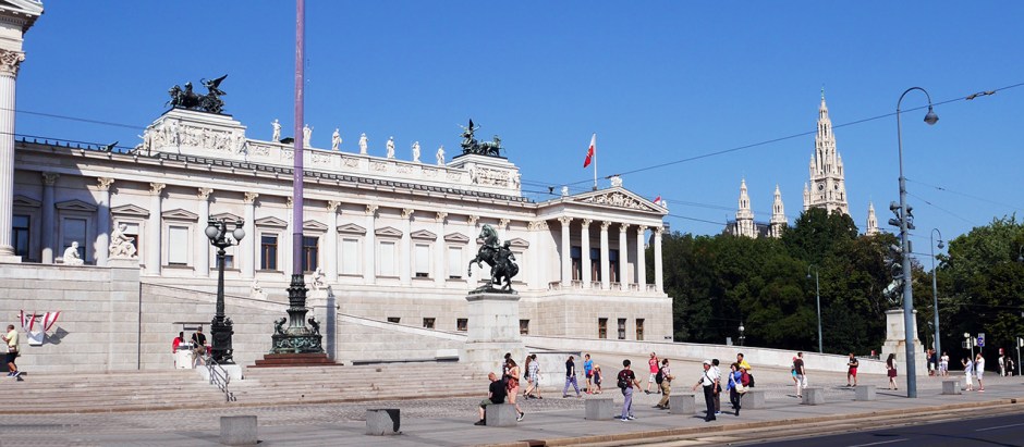 Il parlamento austriaco in stile neogreco, con i pinnacoli neogotici del municipio sullo sfondo.