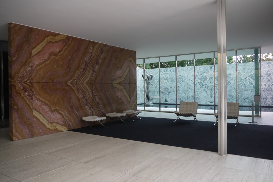 mies-van-der-rohe-barcelona-pavillion-interior2