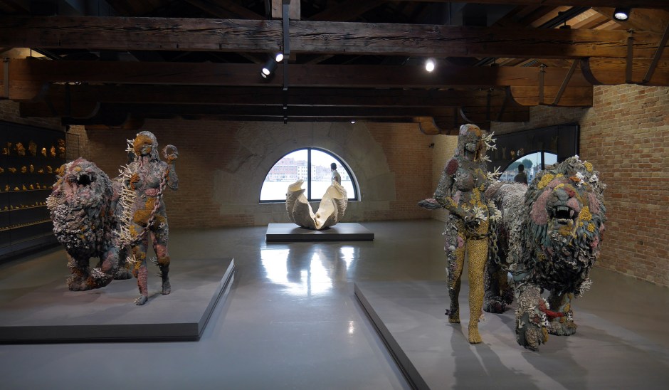 hirst-venezia-ragazze-leoni