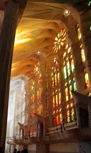 Antoni Gaudì Sagrada Familia interno img